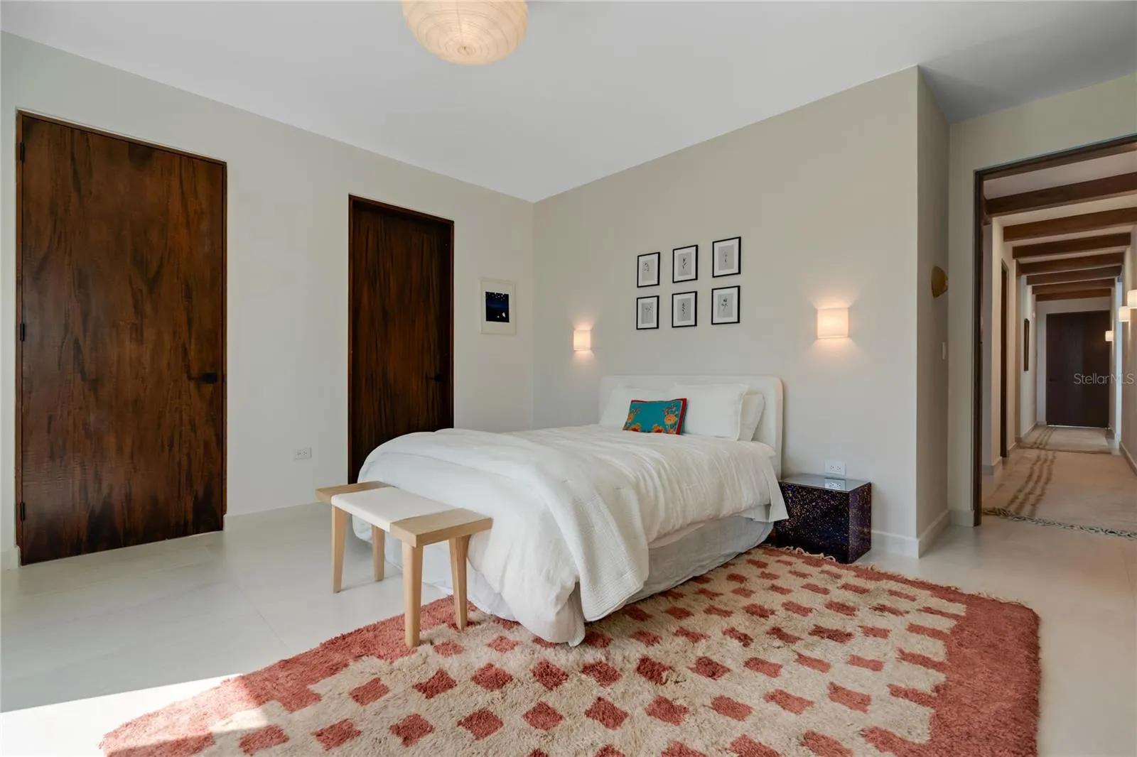 SM with ensuite bathroom and walking closet