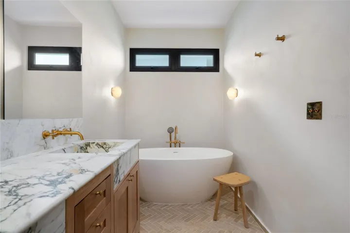 Exquisite Tub