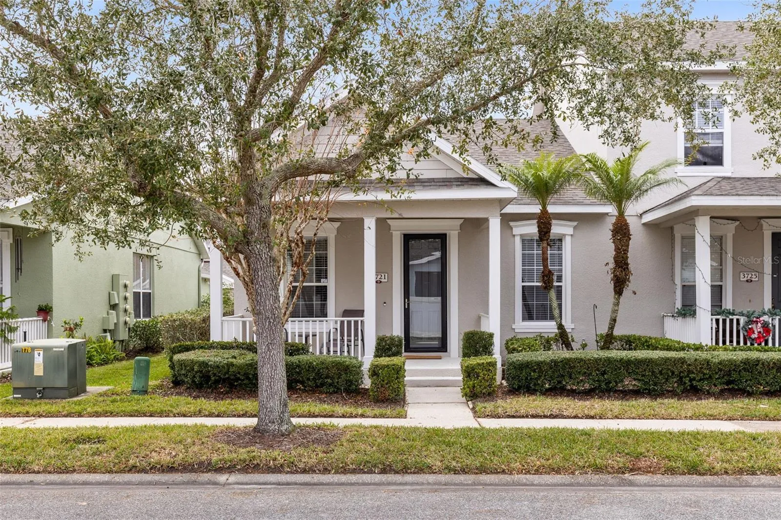 This move-in ready, end-unit, single-story townhome is located in the highly desirable Avalon Park South Village.