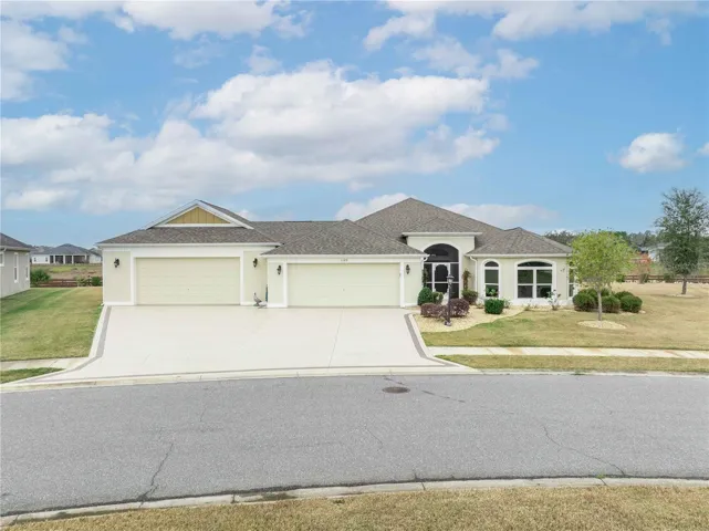 Elegant entrance into this immaculate 3 bedroom/2 bathroom home in Oxford Oaks