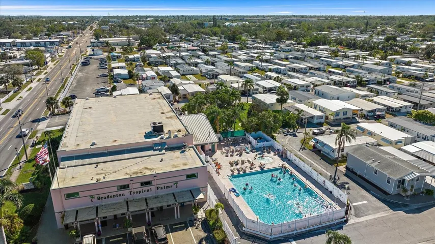 Love that huge pool . . . (& spa)