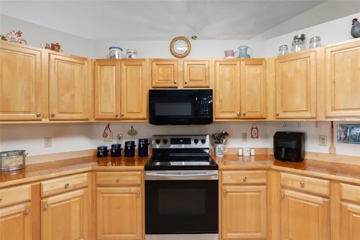 Grand kitchen with lots of cabinetry space