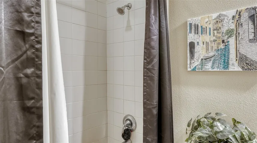 Guest Bath with Tiled Tub/Shower