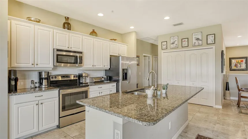 Expansive Single Level Island with Breakfast Bar