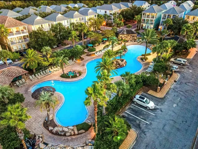 Stunning resort-style community pool. Take a dip!