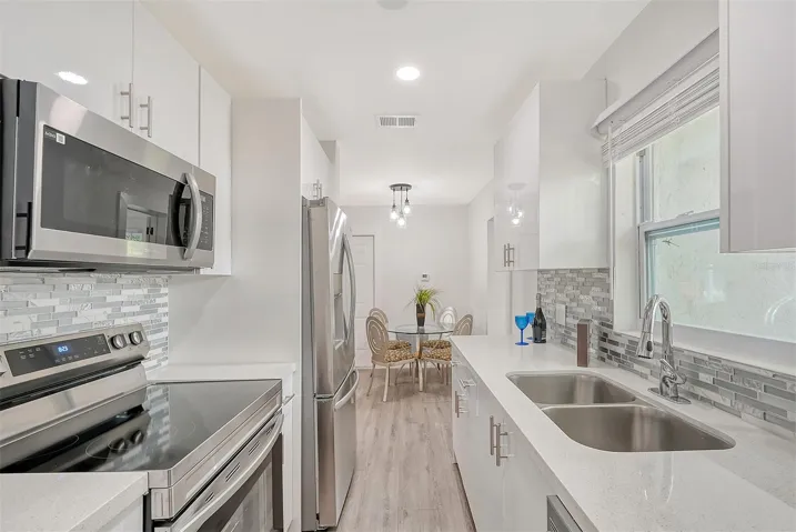 Stunningly Remodeled 4 Bedroom, 2 Bath home in Bayshore Gardens - Bradenton.