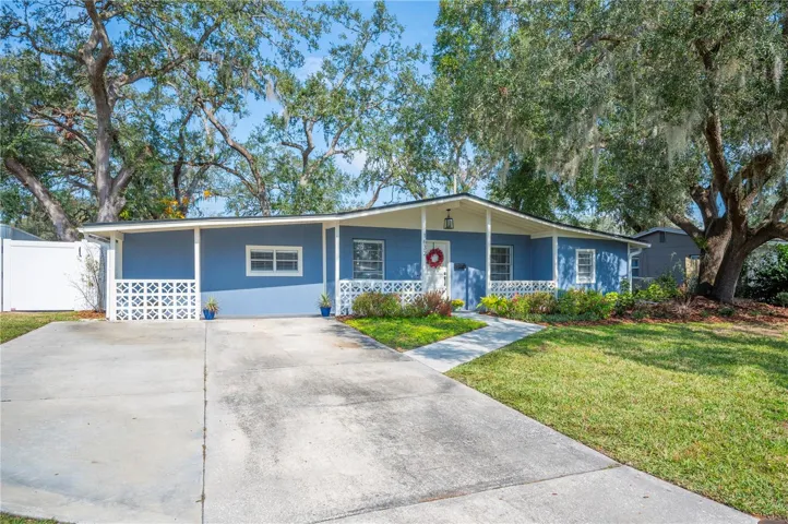 Plenty of parking! The stunning grandfather oak also provides shade to this lovely home