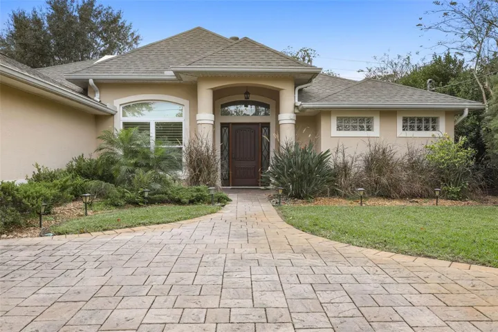 Block Home - LARGE CIRCULAR DRIVEWAY gret for parking cars that are NOT allowed on the street.