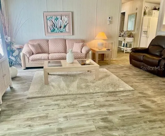 Living Room/Laminate Flooring
