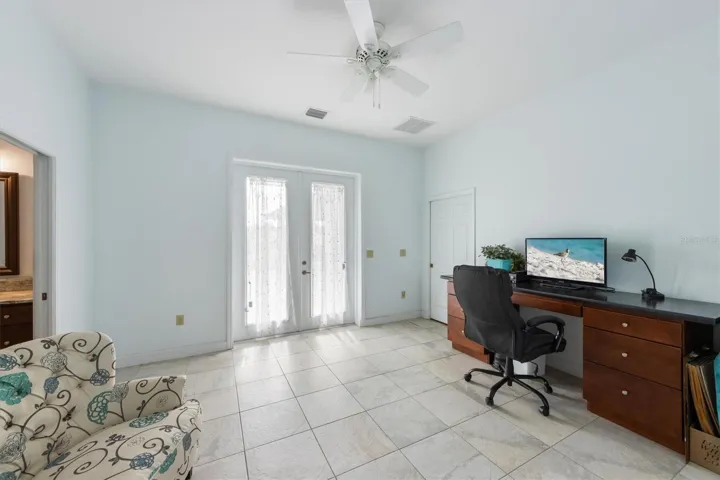 Studio/office with ensuite bathroom