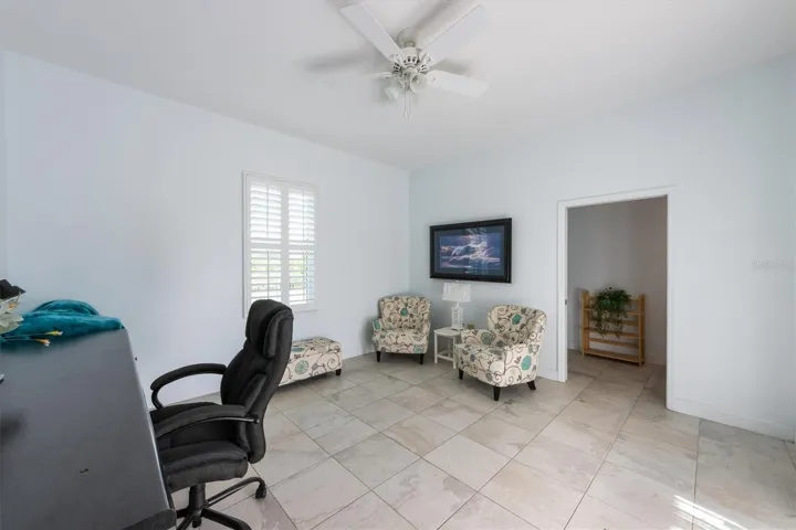 Studio/office with ensuite bathroom
