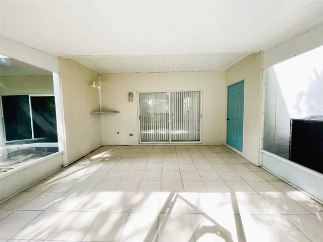 Extra large screen lanai with storage