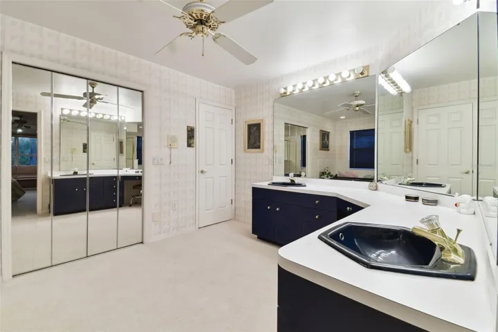 Master bathroom w/dual sinks