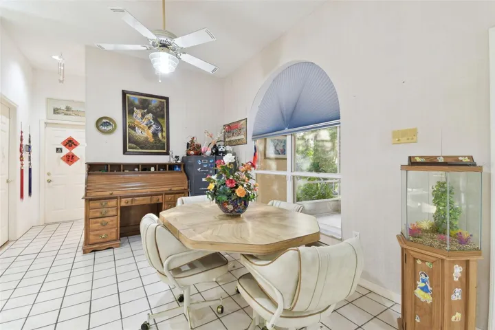Eat-in area with dinette area