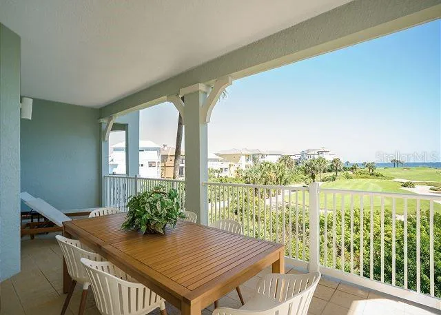 Huge lanai with gorgeous ocean views!!