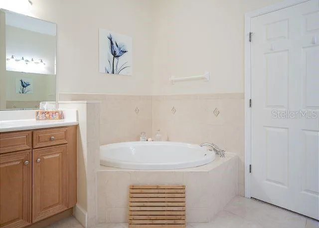 Master bath with soaking tub