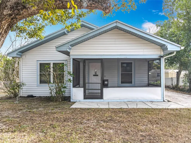 CUTE and COZY and situated in a quiet setting in Lake Wales