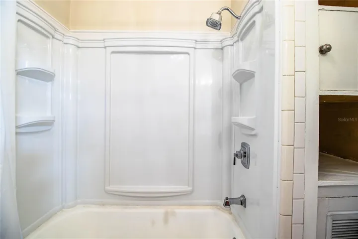 MAIN HOUSE - HALL BATH 2