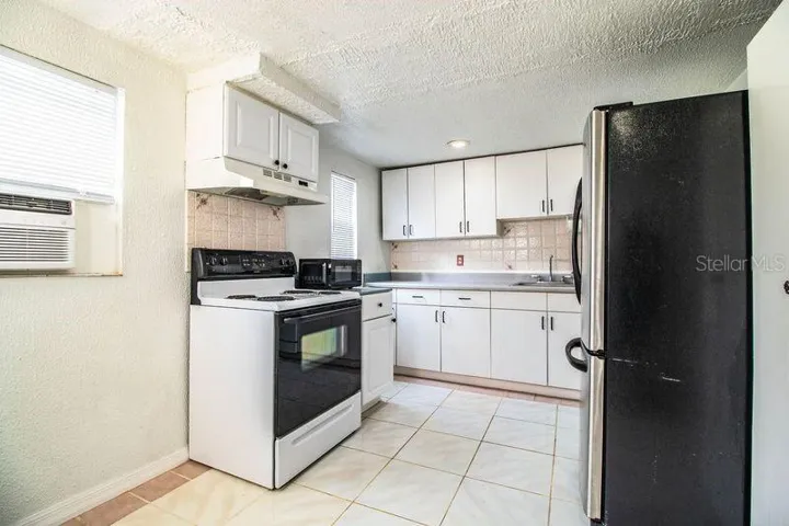 UNIT 2 - DOWNSTAIRS - KITCHEN 3