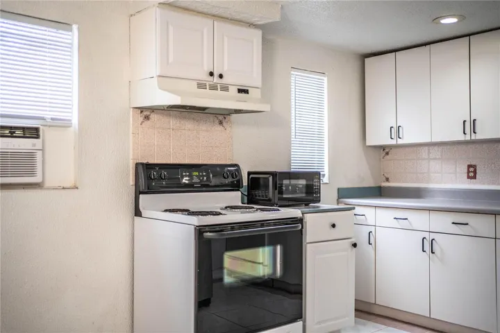 UNIT 2 - DOWNSTAIRS - KITCHEN 5