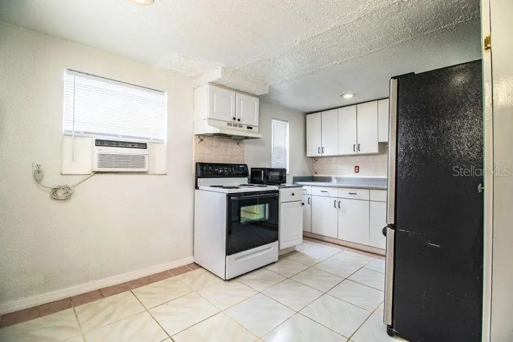 UNIT 2 - DOWNSTAIRS - KITCHEN 4