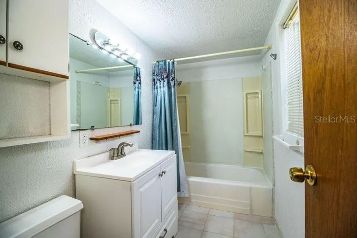UNIT 2 - DOWNSTAIRS - HALL BATH 1