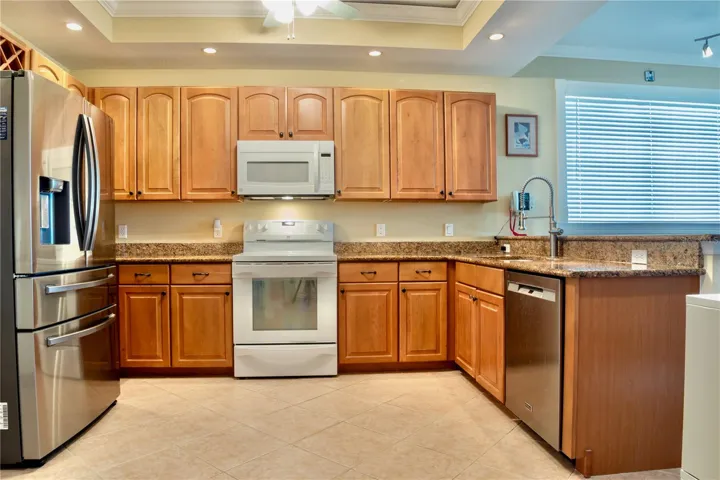 Gorgeous chef's kitchen! Appliances are under 6 years old