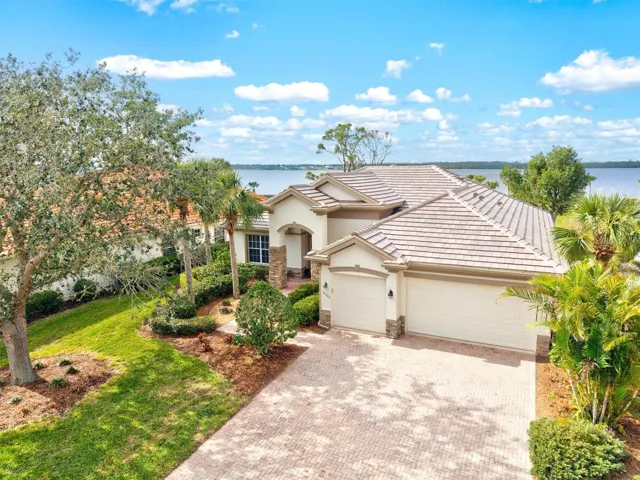 Riverfront 4 be, 3 ba, 3 car gar, heated pool and spa panoramic view on Myakka River