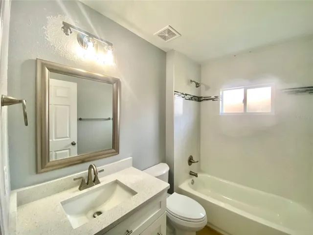 hall bath with tiled tub/shower combo