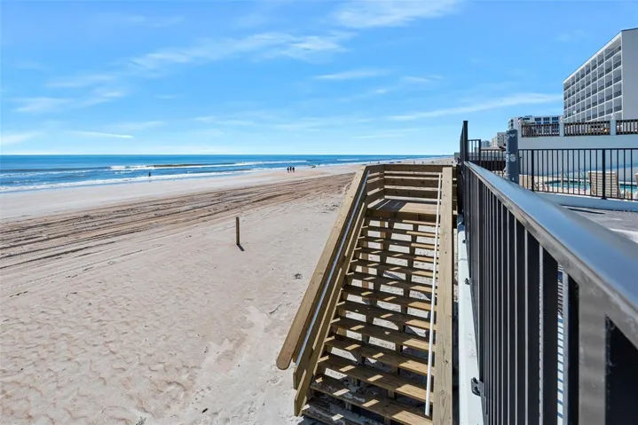 New wide stairs tot eh beach
