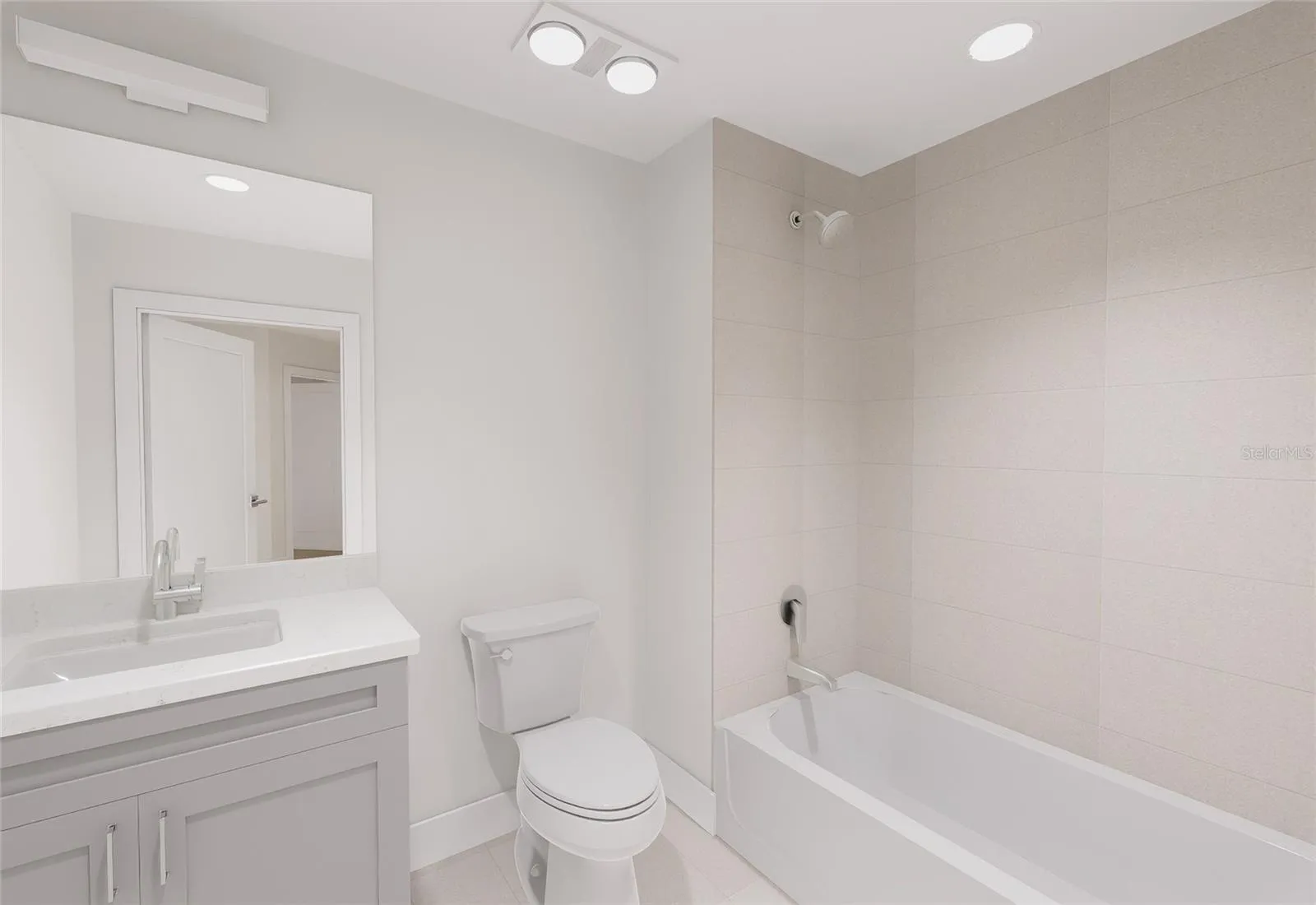 Bathroom 2 with tub