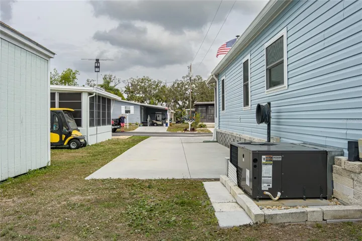 A46417773317 Denise Dr Ellenton, FL 34222Newer Air Temp A/C Unit