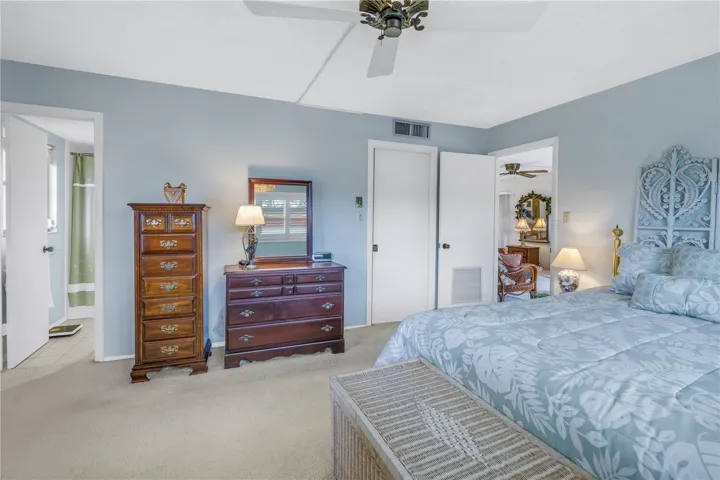 Main bedroom with ensuite bath