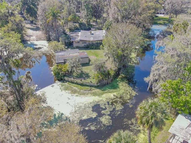 Home on your own peninsula. Canal leading to Lake Panasoffkee!