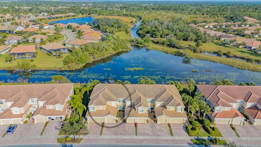 Immaculate Lakefront CONDO!