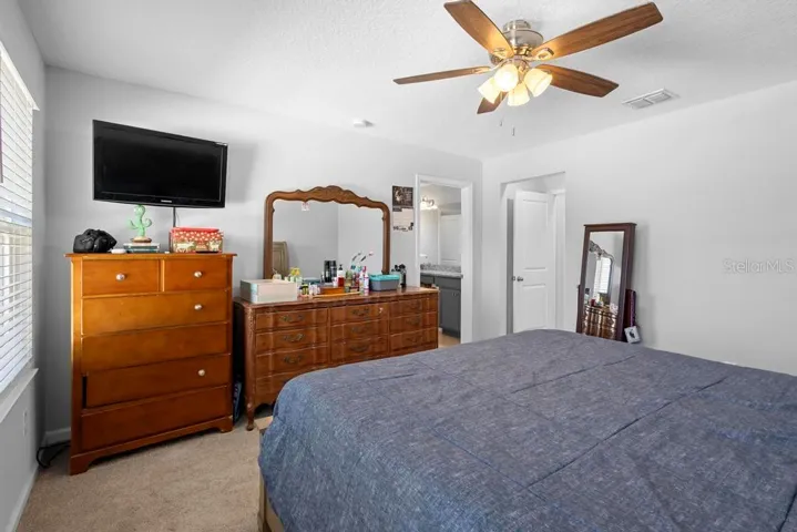 Spacious Primary suite with ensuite Primary Bathroom. Large double windows and tons of natural light. (5)