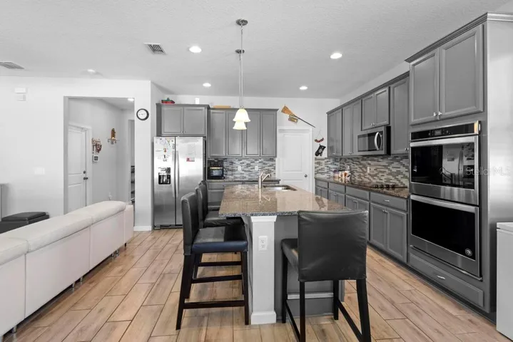 Kitchen & family room combo