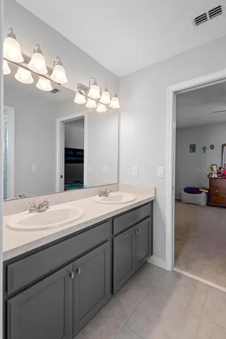 Jack N Jill bathroom between the 2 upstair guest rooms.