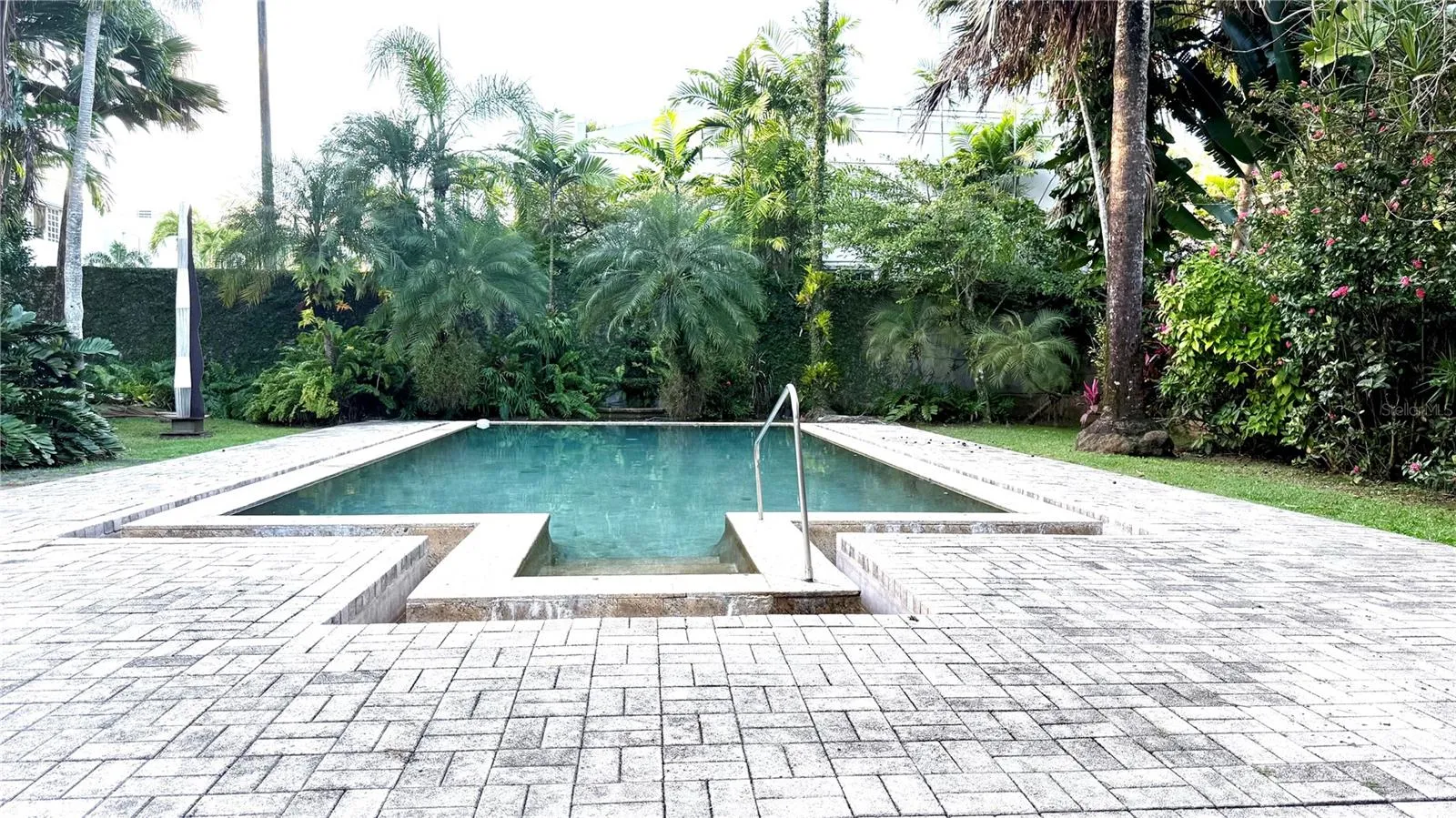 Infinity pool