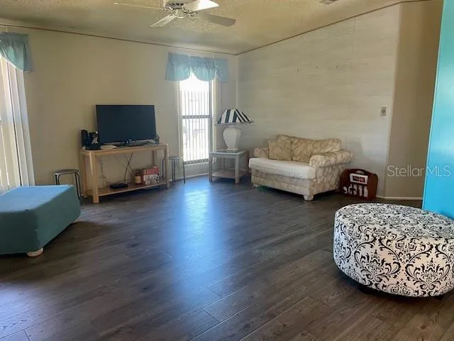 Living Room/Laminate Flooring