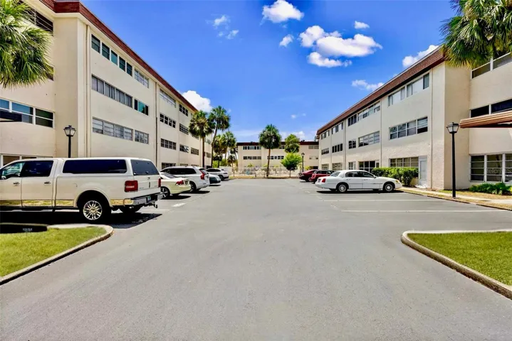 209 NE Lincoln Cir N #105