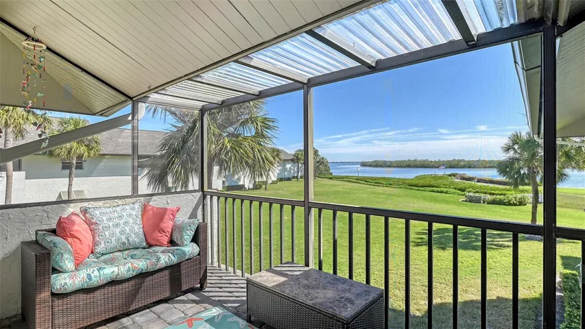 PANORAMIC BAY VIEWS FROM YOUR SCREENED BALCONY