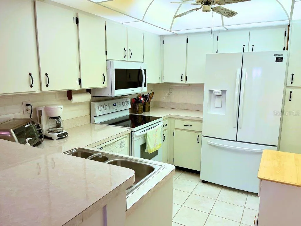 Kitchen_3006CaringWay_PortCharlotte_StainlessAppliances.jpg