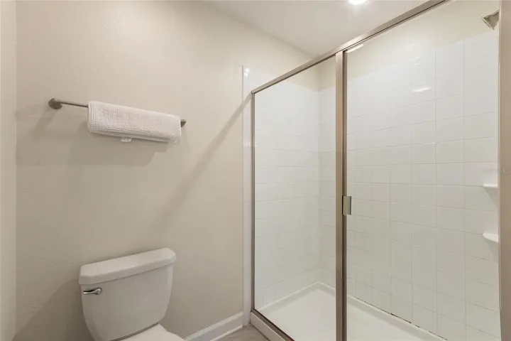 Connecting bath between theme rooms