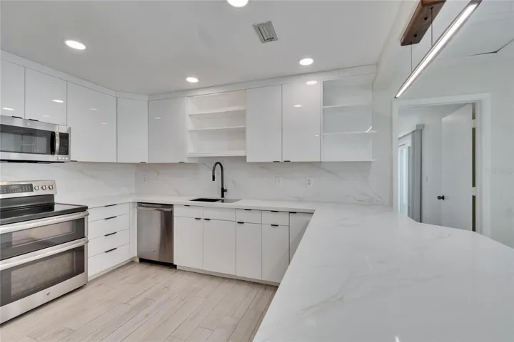 Kitchen & Breakfast bar