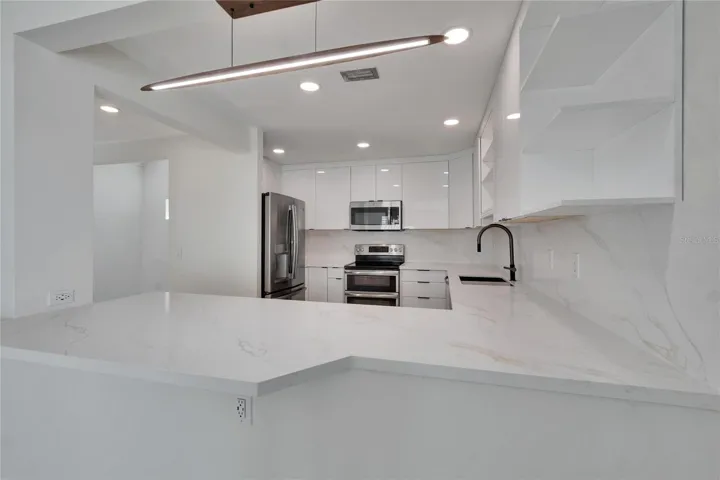Kitchen w/Granite counters & Breakfast bar