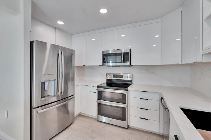 Stainless appliances & lots of storage