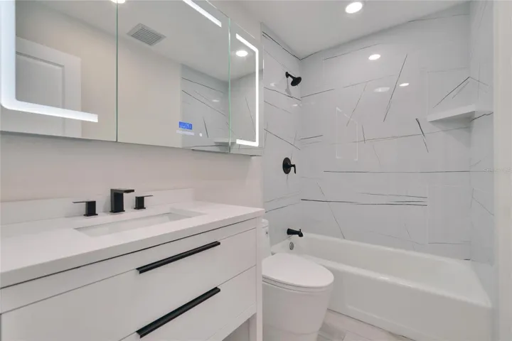 Guest Bathroom w/Tub & shower