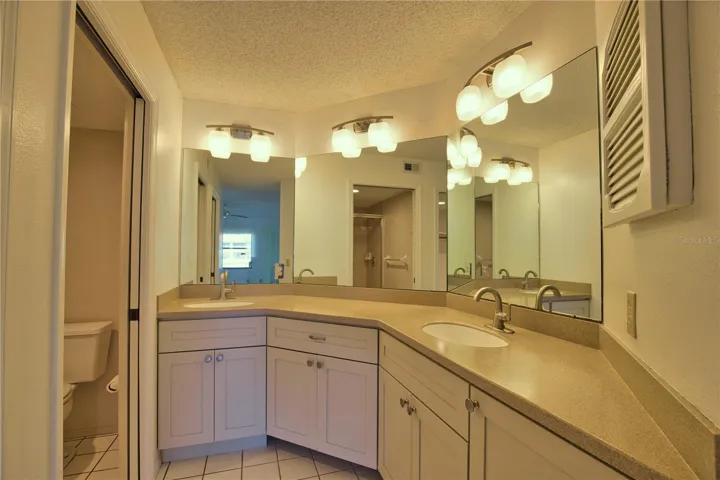 Updated ensuite-double sinks & water closet!