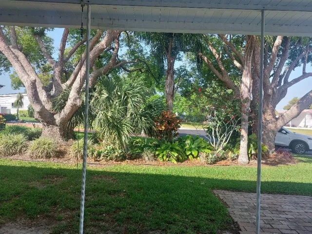 FRONT YARD ISLAND